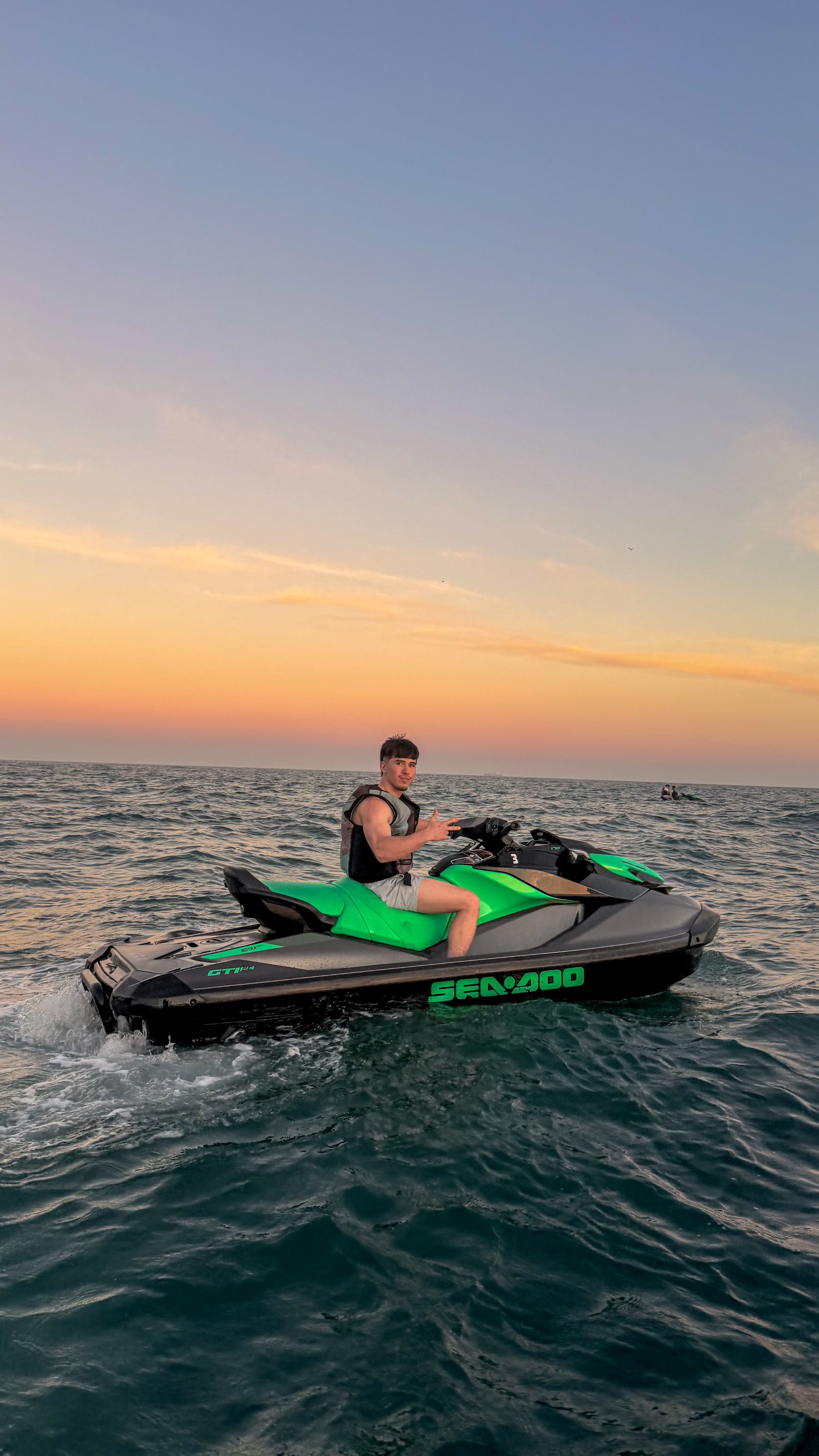 Casal se divertindo em Jet Ski no Rio