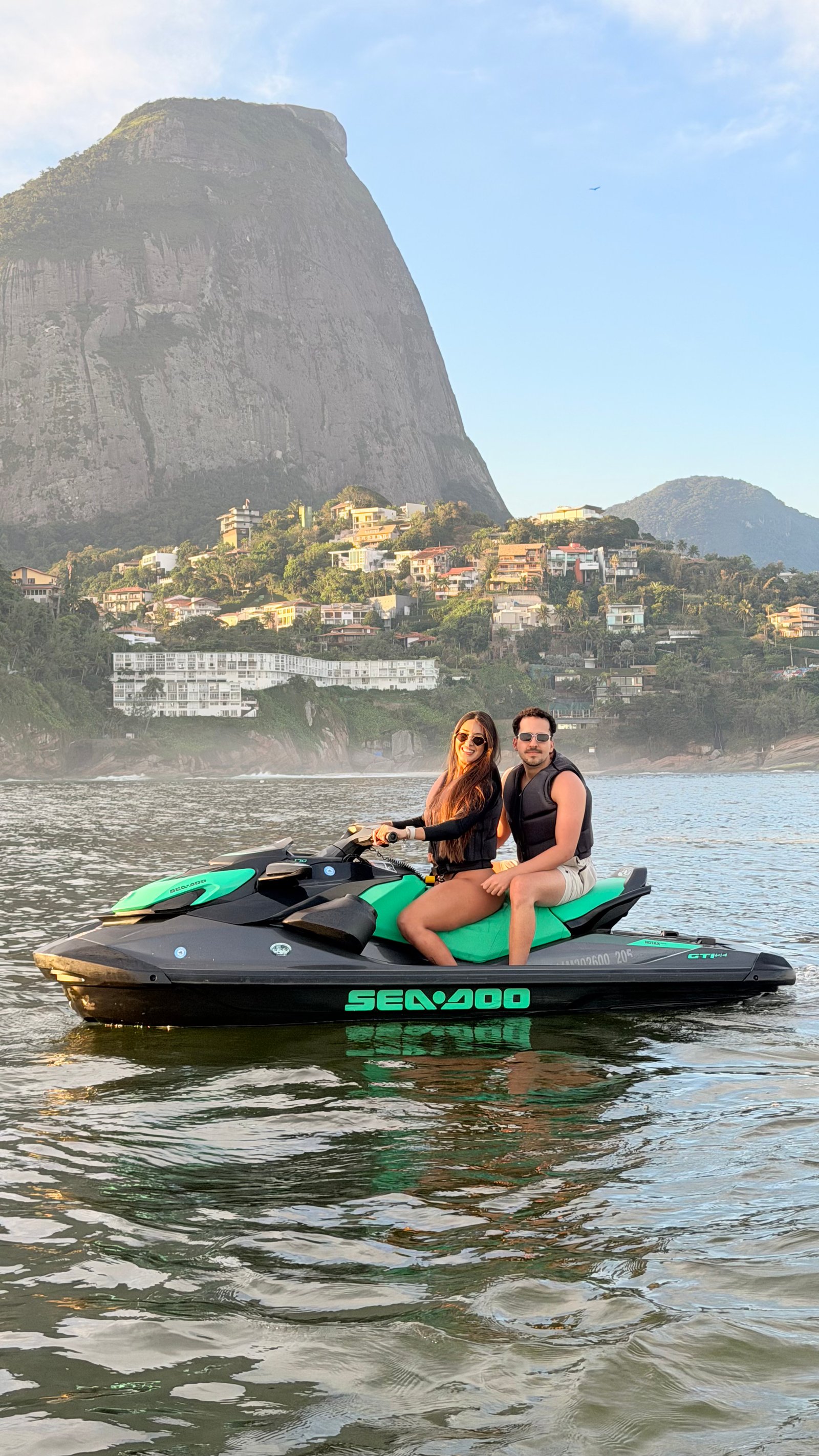 Homem pilotando Jet Ski ao pôr do sol no Rio