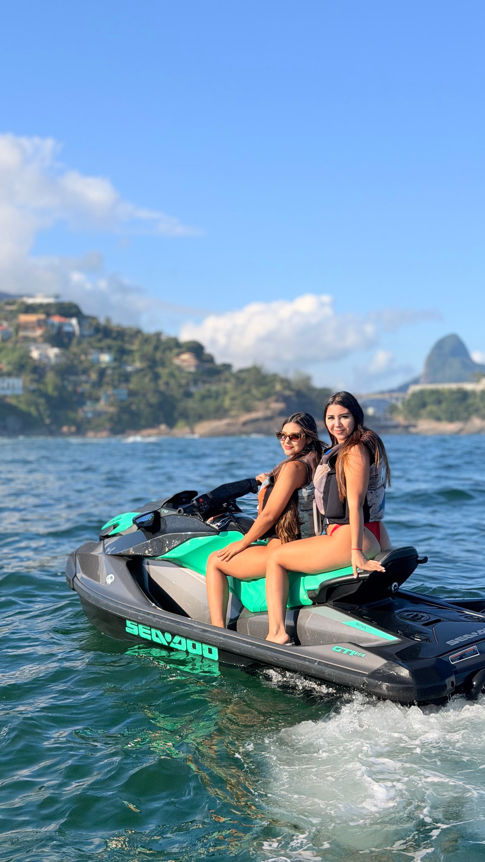 Grupo em Jet Ski nas águas do Rio de Janeiro