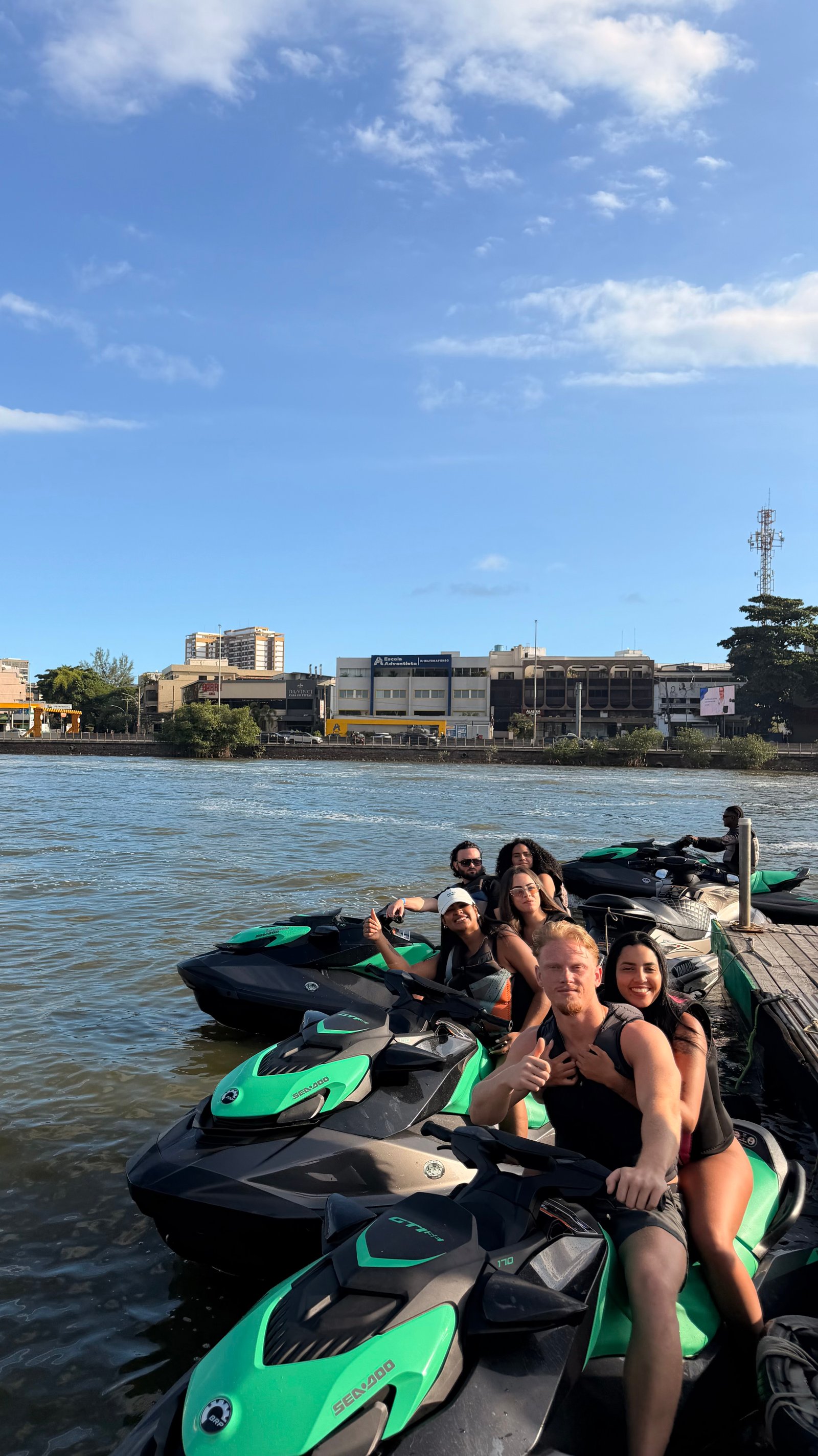 Mulher e criança em Jet Ski na Barra da Tijuca